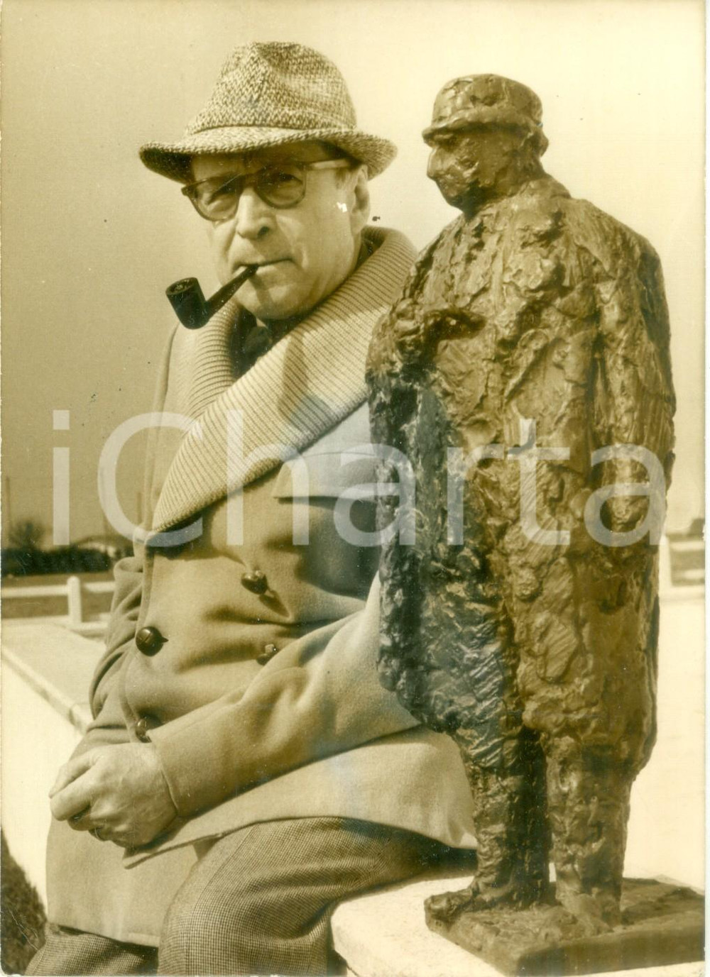 Fotografia d epoca originale 1973 LAUSANNE Georges SIMENON vicino a una statuetta di se stesso Fotografia 1