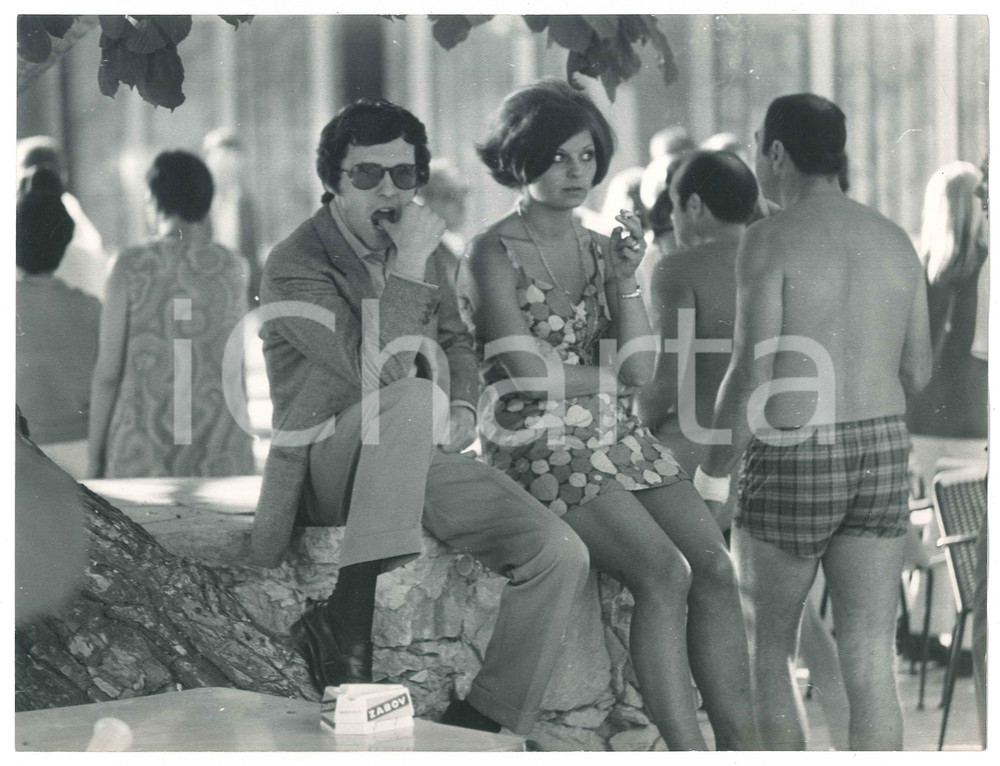 Fotografia d epoca originale 1970 ca COSTUME ITALIA Riccardo DEL TURCO sul lungomare  Foto 30x20 cm 1