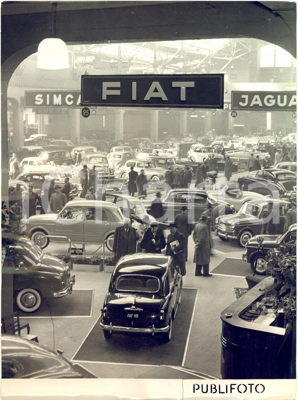 1953 GINEVRA Salone dell'Automobile - Veduta con la nuova FIAT 1100 *Foto 18x24