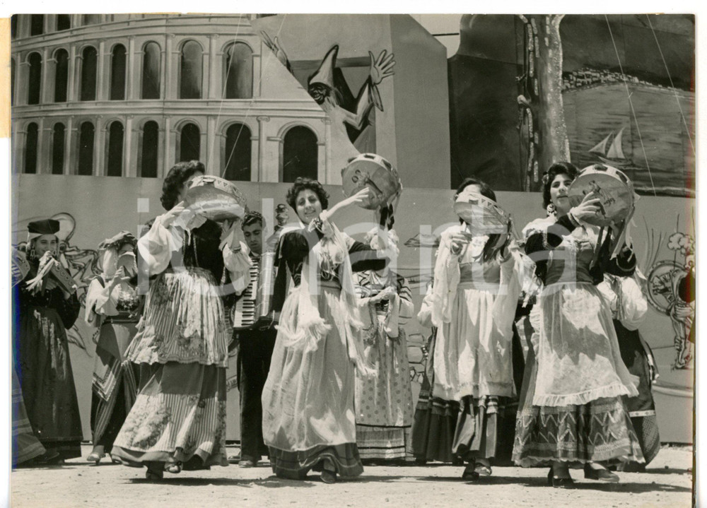 1955 ca CATANIA Festival della Canzone - Gruppo folkloristico con taburello 