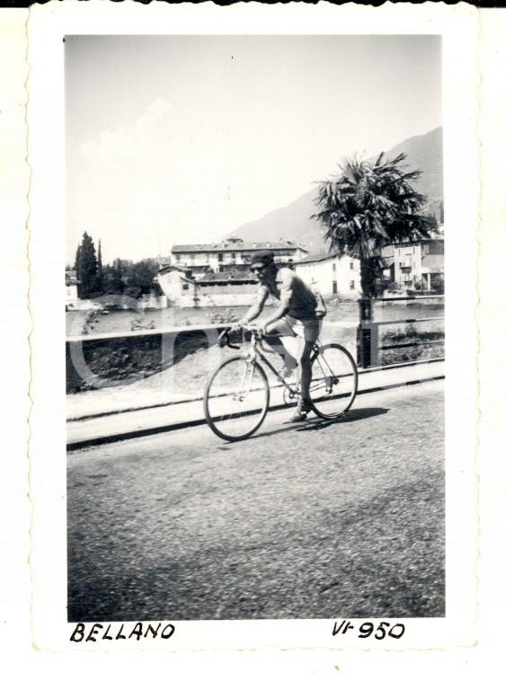 Fotografia d epoca originale 1950 BELLANO CICLISMO Giovane corridore su strada Foto VINTAGE 6x9 cm 1