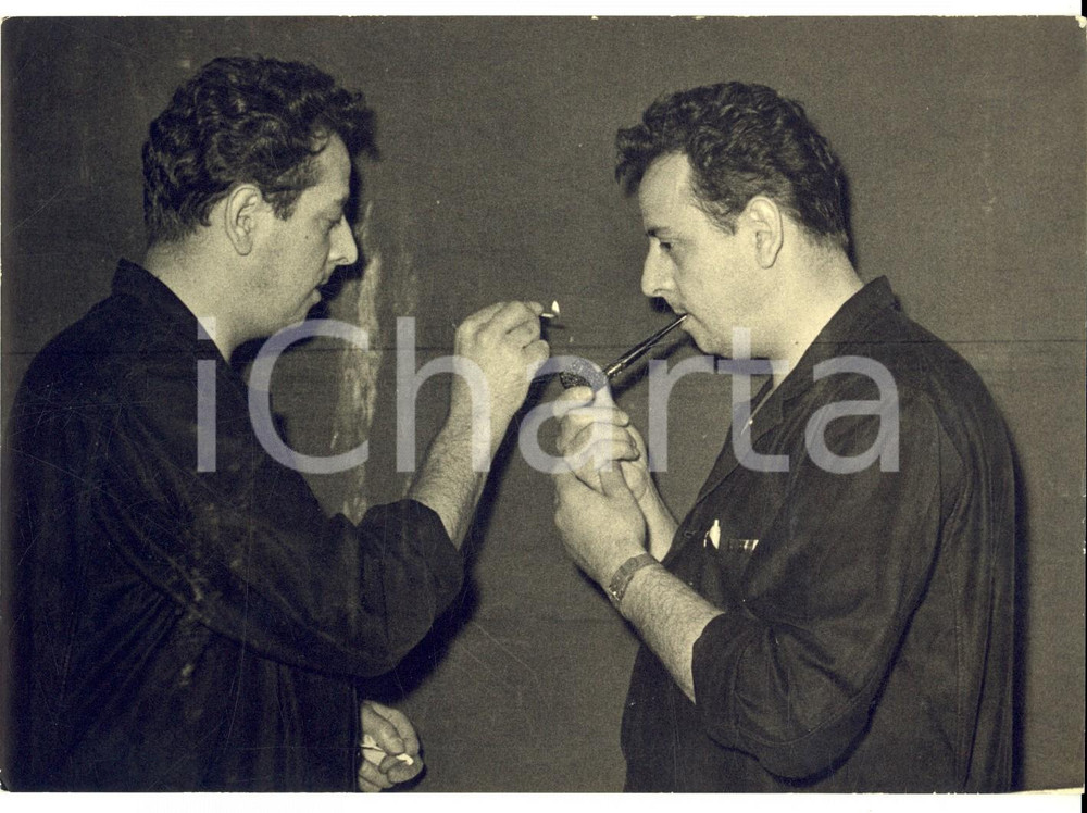 Fotografia d epoca originale 1957 TORINO Fotomontaggio con operaio che si accende la pipa  Foto HAUS CURIOSA 1