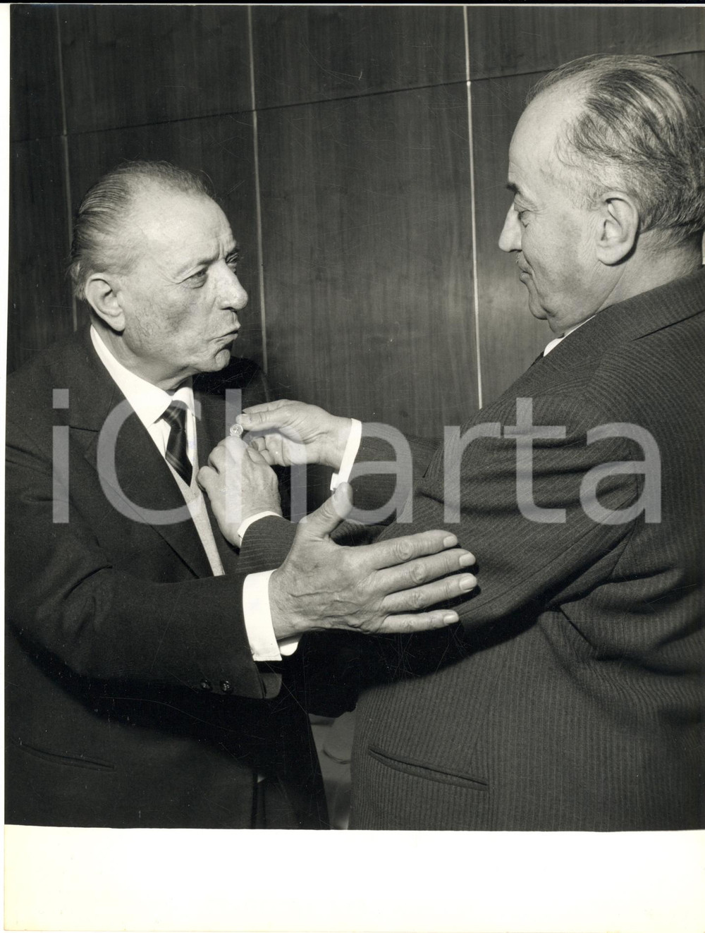 1965 MILANO On. Achille MARAZZA premia Eden FUMAGALLI della CANDY *Foto 18x24 cm