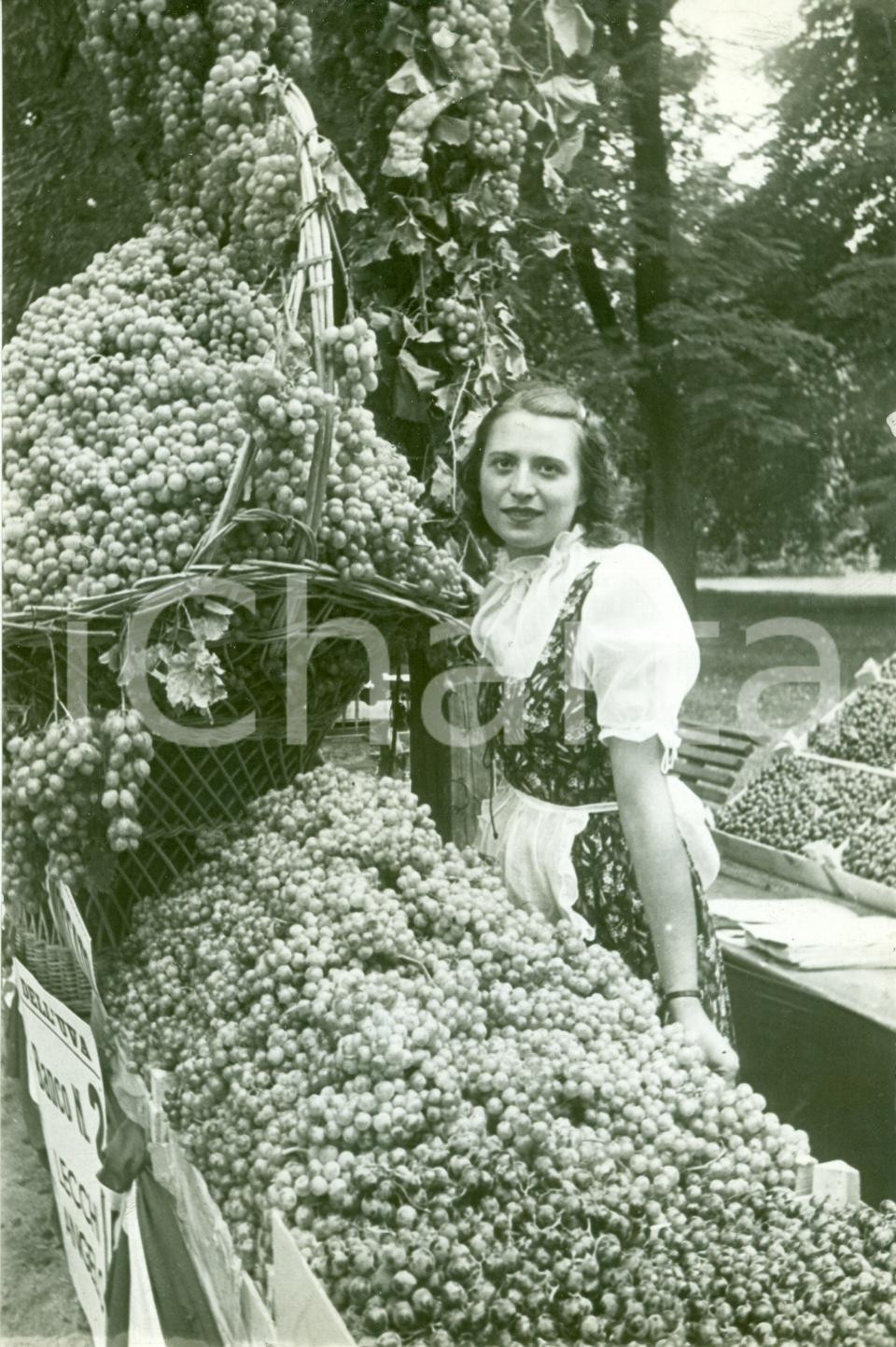 Fotografia d epoca originale 1941 MILANO Banco di Angelo LECCHI a Festa dell Uva FOTOGRAFIA 1