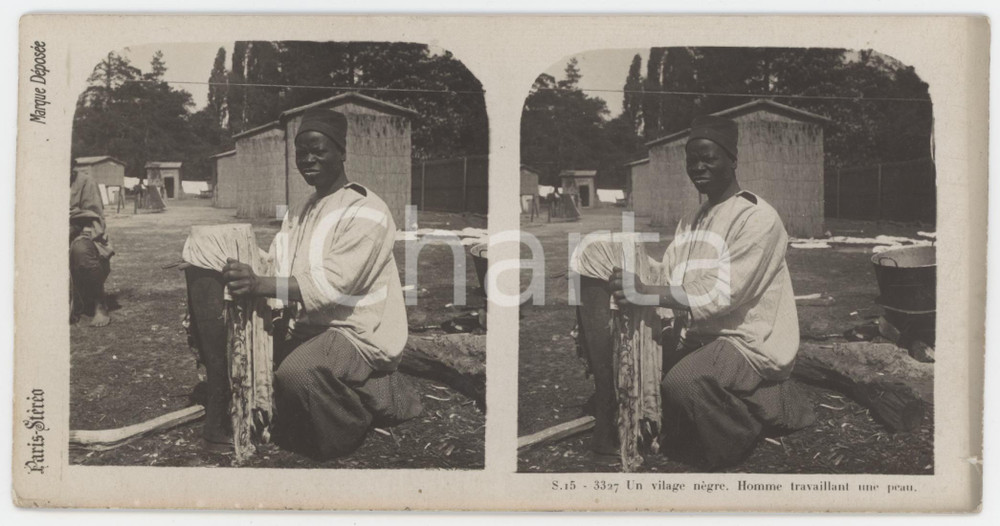 1920 ca PARIS ? Exposition - Village nègre. Homme travaillant une peau - Photo Fotografia stereoscopica d'epoca, su cartoncino. FAIR/discreto minimo strappo laterale Formato: 18x9 cm originale e autentica 1