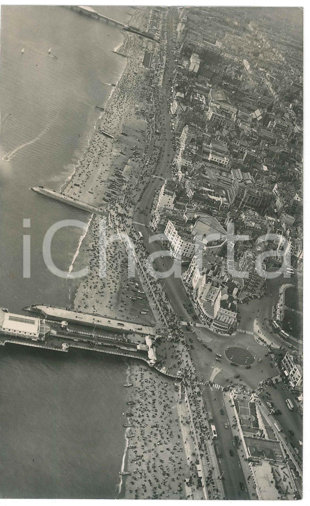 1960 ca BRIGHTON (UK) The crowd-filled beach - Airview - Photo