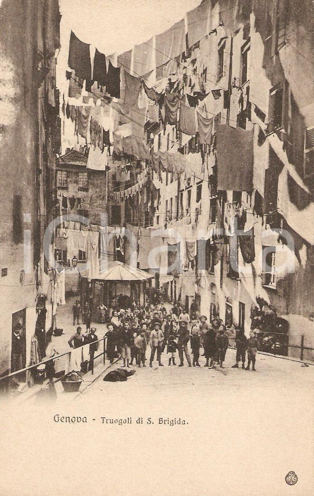 Cartolina originale da collezione 1920 ca GENOVA Truogoli di Santa Brigida - Bambini e panni stesi Cartolina FP NV 1