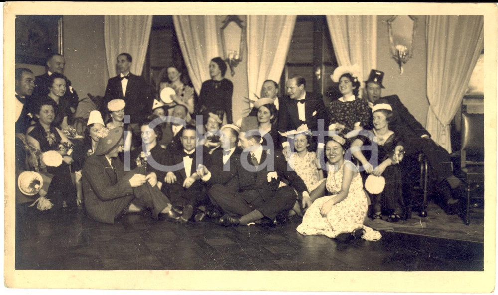 1950 ca MILANO (?) CARNEVALE - Festa in maschera tra amici - Foto CURIOSA (1)