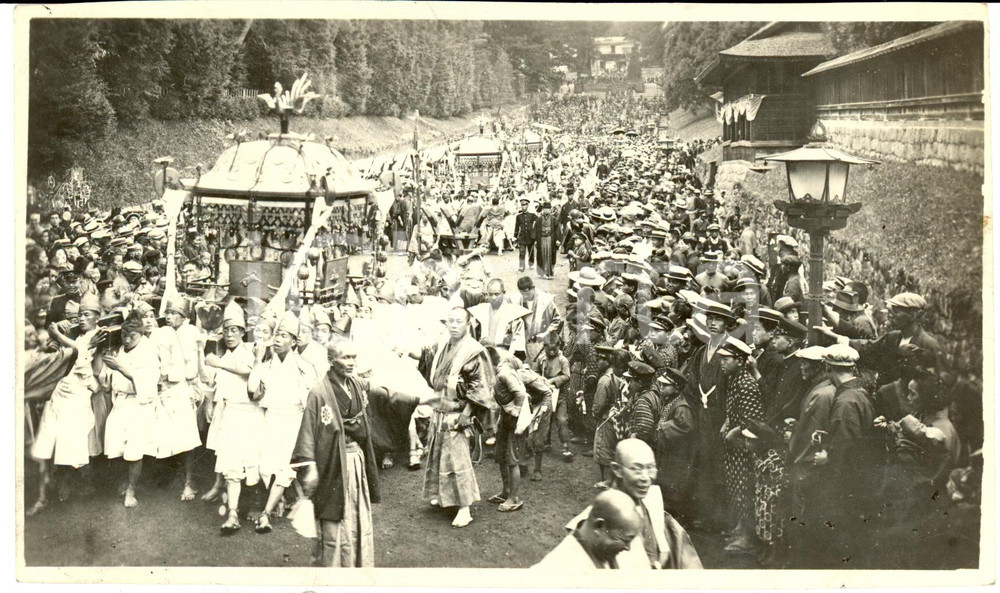 Fotografia d epoca originale 1930 ca NIKKO GIAPPONE Processione sulla collina sacra Fotografia 1