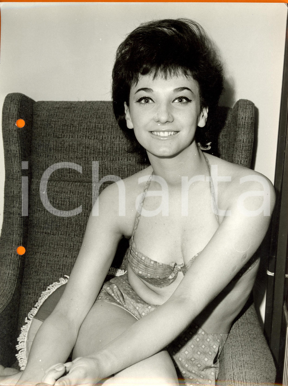 Fotografia d epoca originale 1960 ca MILANO MODA  Modella posa in bikini su una poltrona Fotografia VINTAGE 1