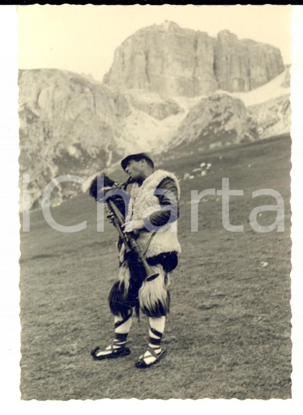 Fotografia d epoca originale 1960 ca DOLOMITI Pastore suona su un prato Foto VINTAGE 7x10 cm 1