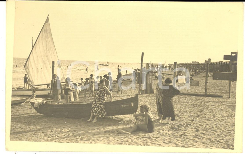Fotografia d epoca originale 1940 ca s. l. ITALIA Una spiaggia affollata al tramonto  Foto cartolina VINTAGE 1