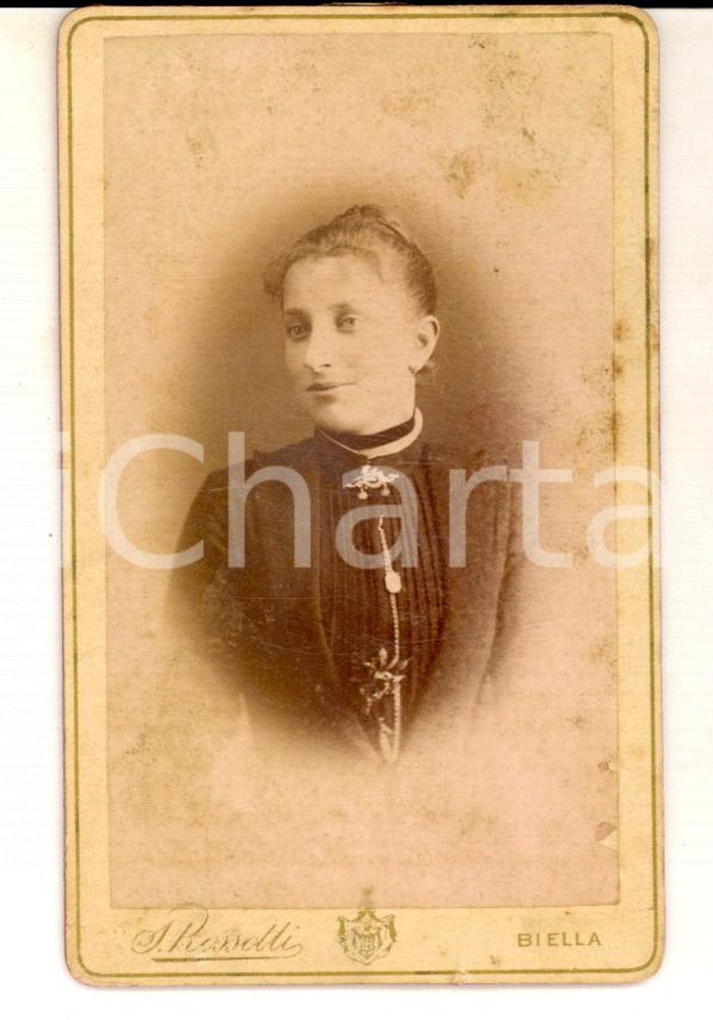 Fotografia d epoca originale 1890 ca BIELLA Ritratto di donna in nero con spilla Foto ROSSETTI CDV 1