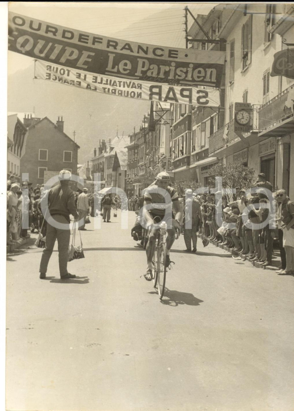 1960 CICLISMO TOUR DE FRANCE LE BOURG-D'OISANS Piet VAN EST in testa - Foto