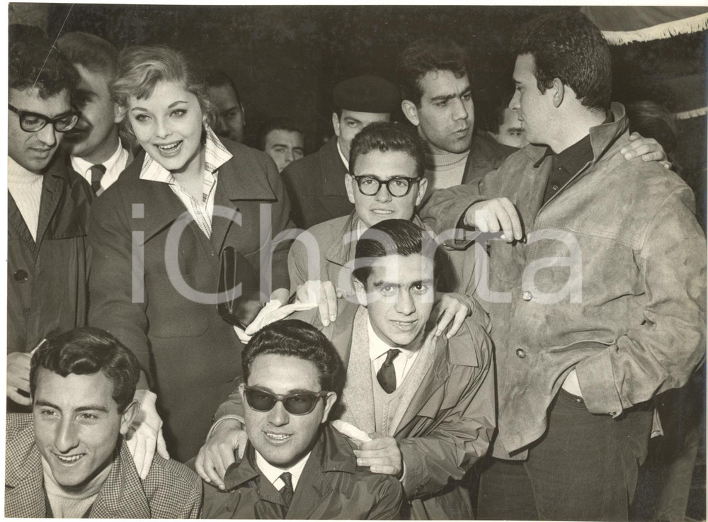 1958 VENEZIA Rally del Cinema - Virna LISI e Maurizio ARENA tra i fan *Foto