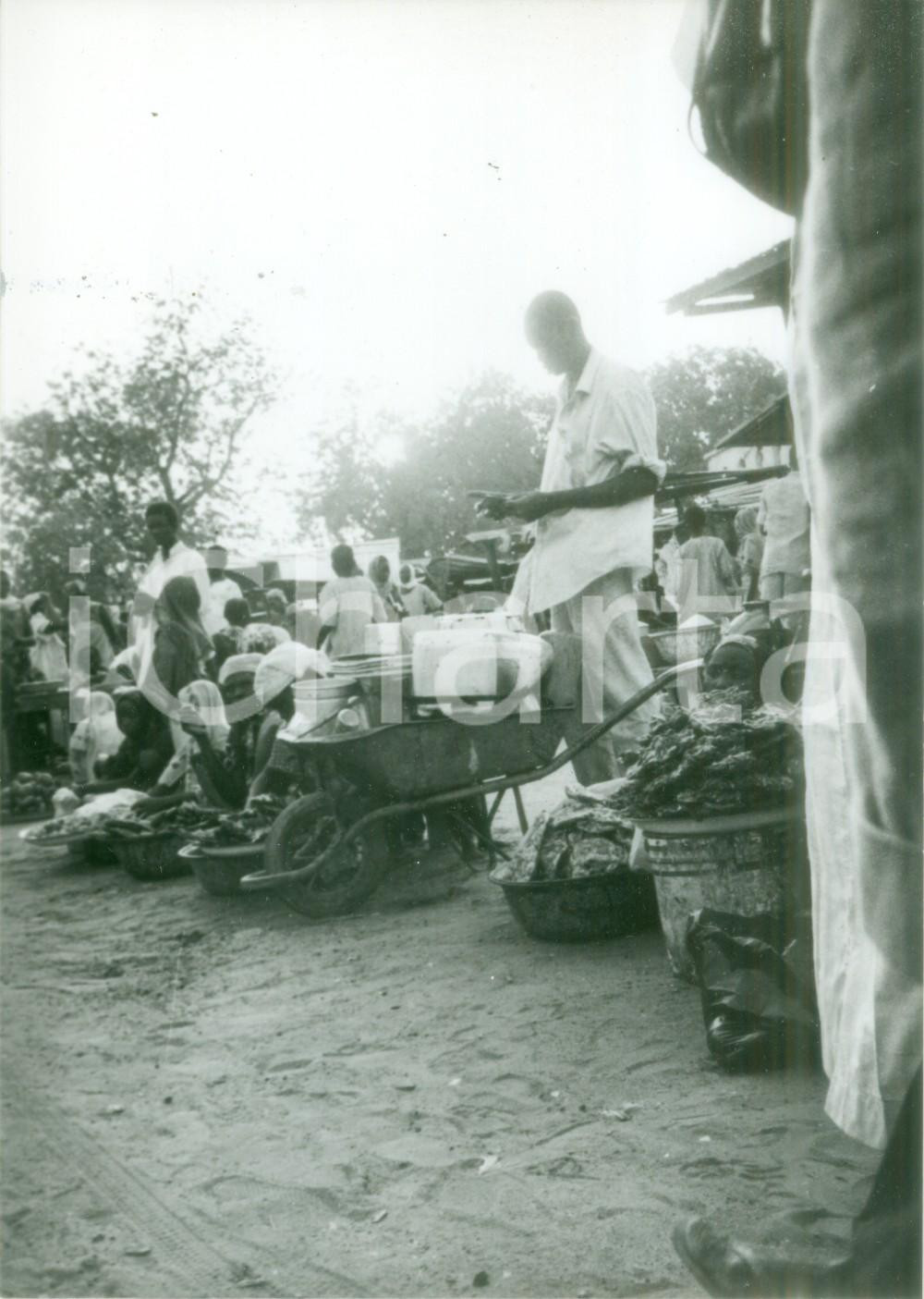 Fotografia d epoca originale 1980 ca CHAD Mercatino indigeno con carriole e cestelli Fotografia 1