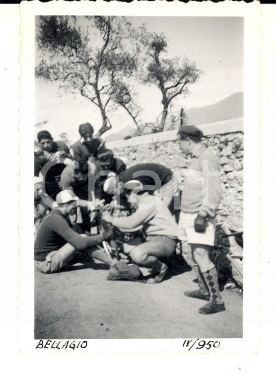 Fotografia d epoca originale 1950 BELLAGIO CICLISMO Giovani riparano una bicicletta Foto VINTAGE 6x9 cm 1