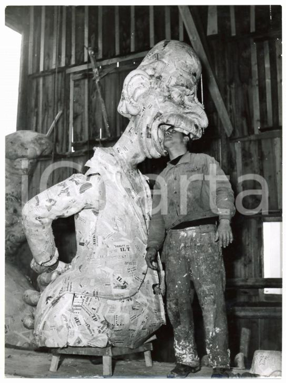Fotografia d epoca originale 1955 CARNEVALE VIAREGGIO Statua in cartapesta divora un carrista Foto 13x18 1