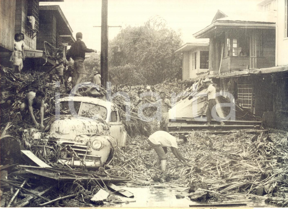 1960 SAN JUAN (PHILIPPINES) Tornado LUCILLE - Death and destruction in a street