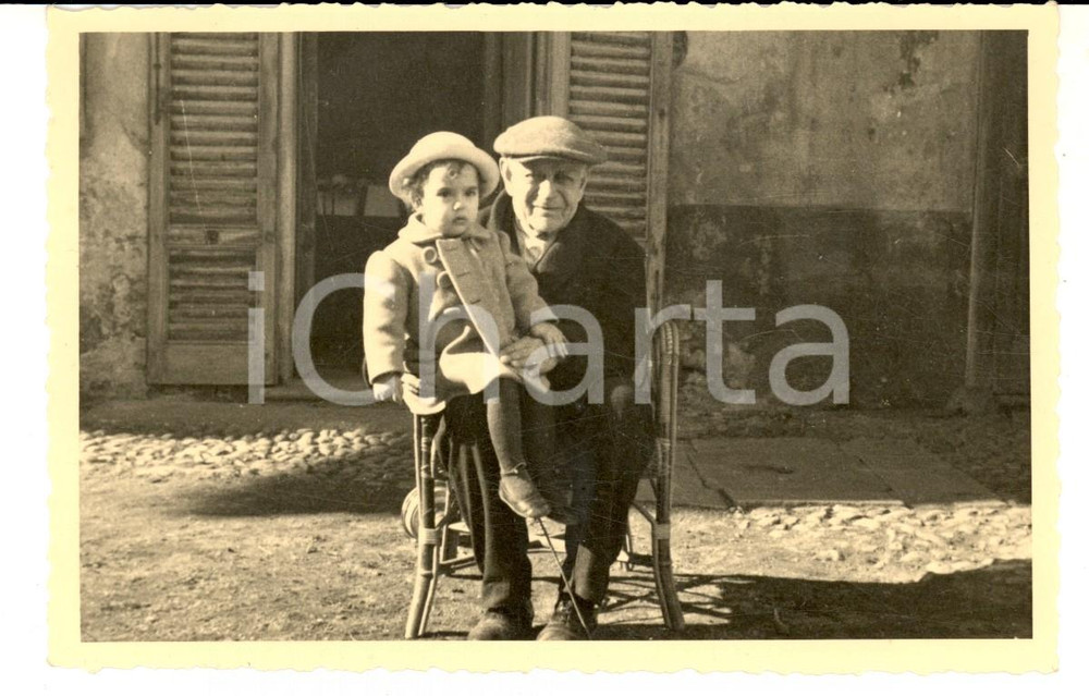 Fotografia d epoca originale 1940 ca MILANO Nonno con la nipotina nel cortile di casa  Foto VIGANO  VINTAGE 1