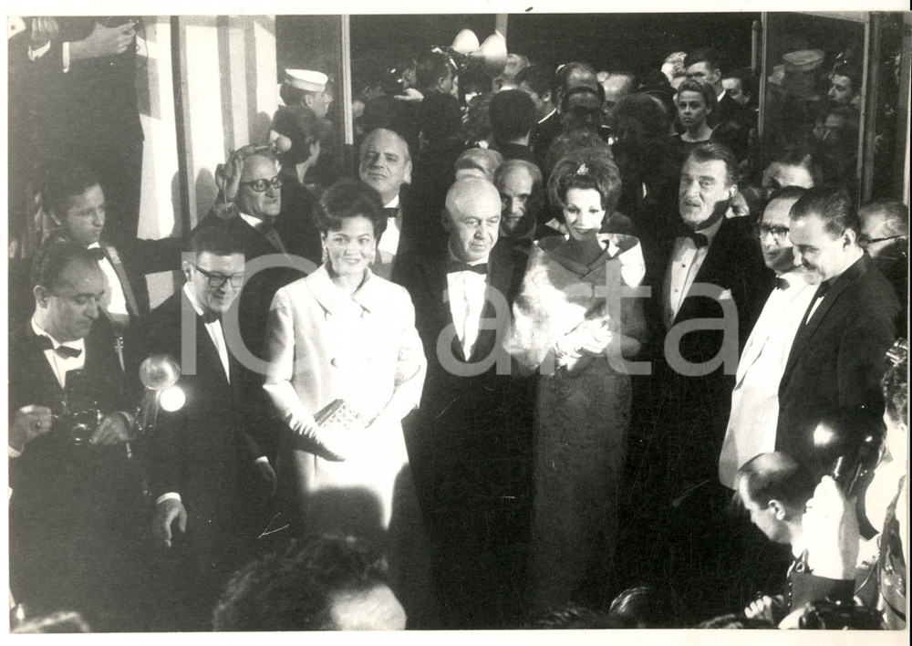 Fotografia d epoca originale 1955 ca CANNES FILM FESTIVAL Ingresso a una serata di gala Fotografia 26x18 1
