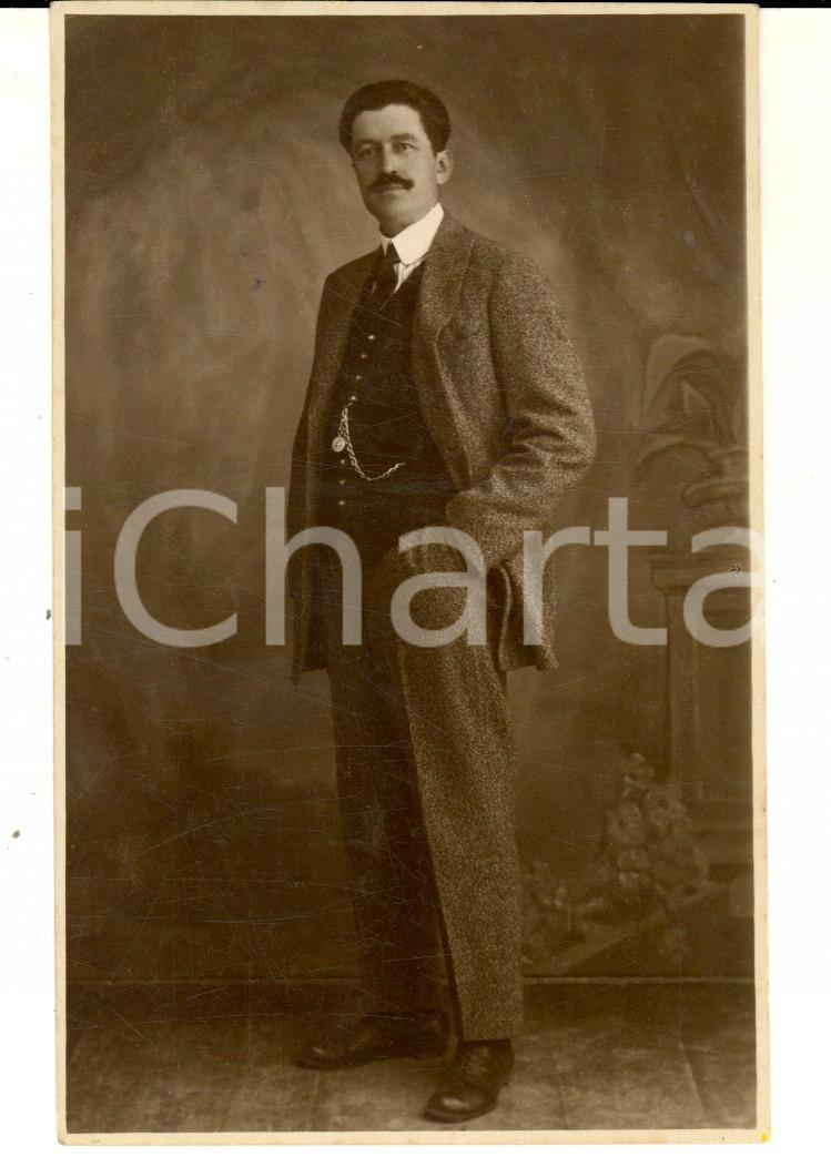 Fotografia d epoca originale 1923 BELLUNO Ritratto maschile con catena Foto cartolina ARNOLDO & DA PONTE 1