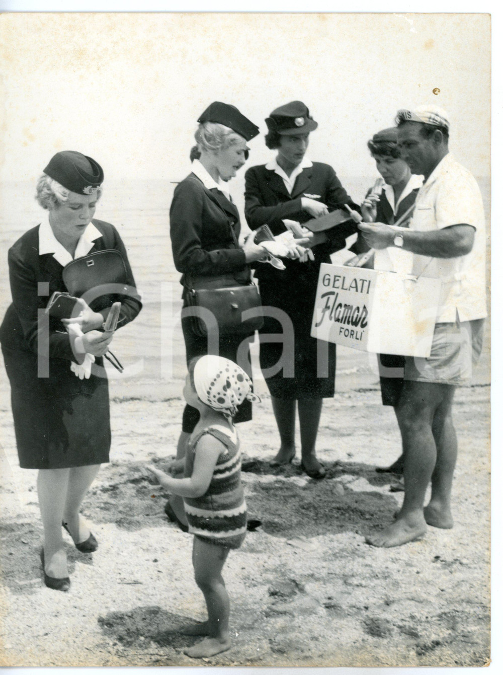 1960 RIMINI Gruppo di hostess compra gelato FLAMAR da un venditore ambulante
