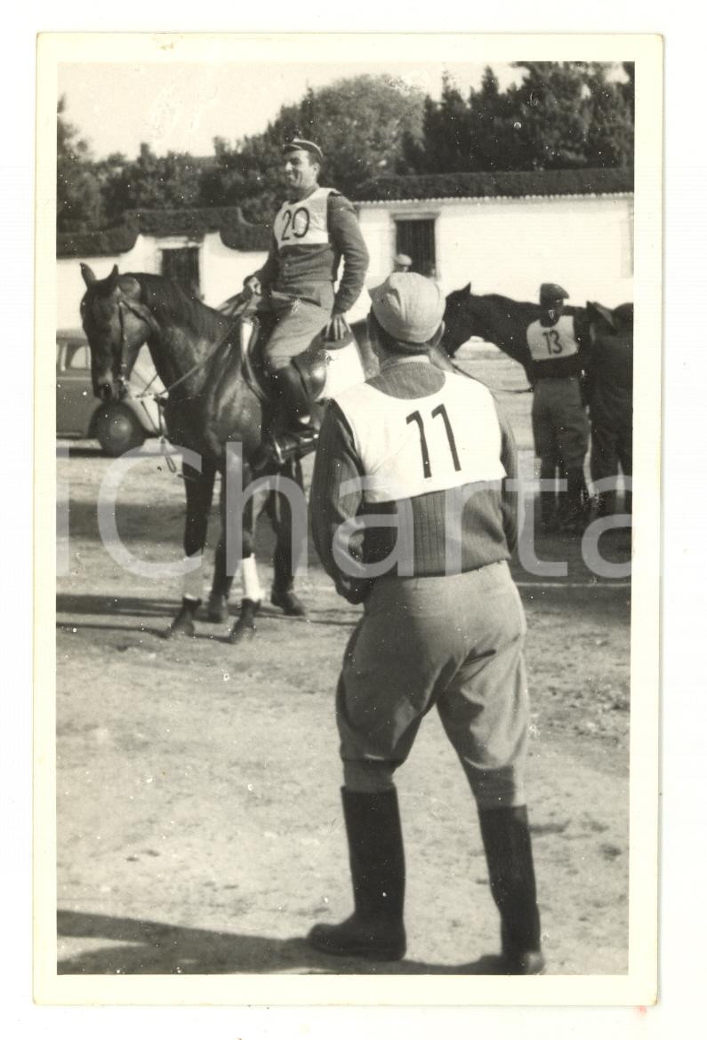 Fotografia d epoca originale 1950 ca PORTUGAL  EQUITAZIONE  Militari prima di una gara  Foto cartolina 1