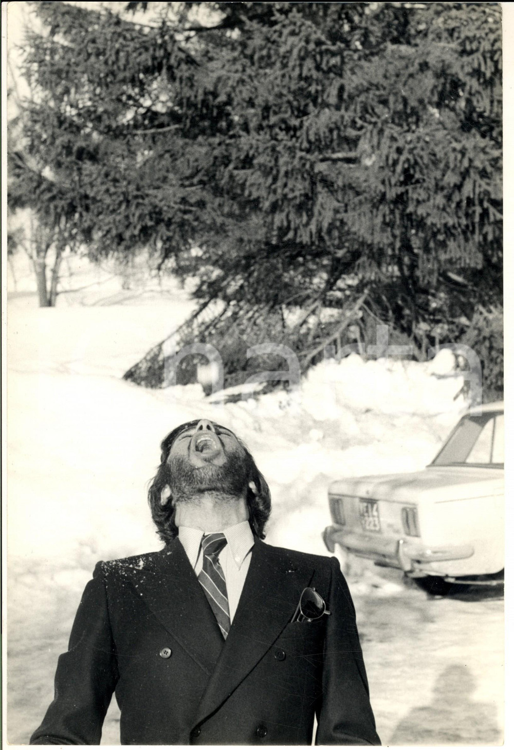 1970 ca ITALIA Augusto MARTELLI scherza nella neve (3) - Foto 20x30 cm