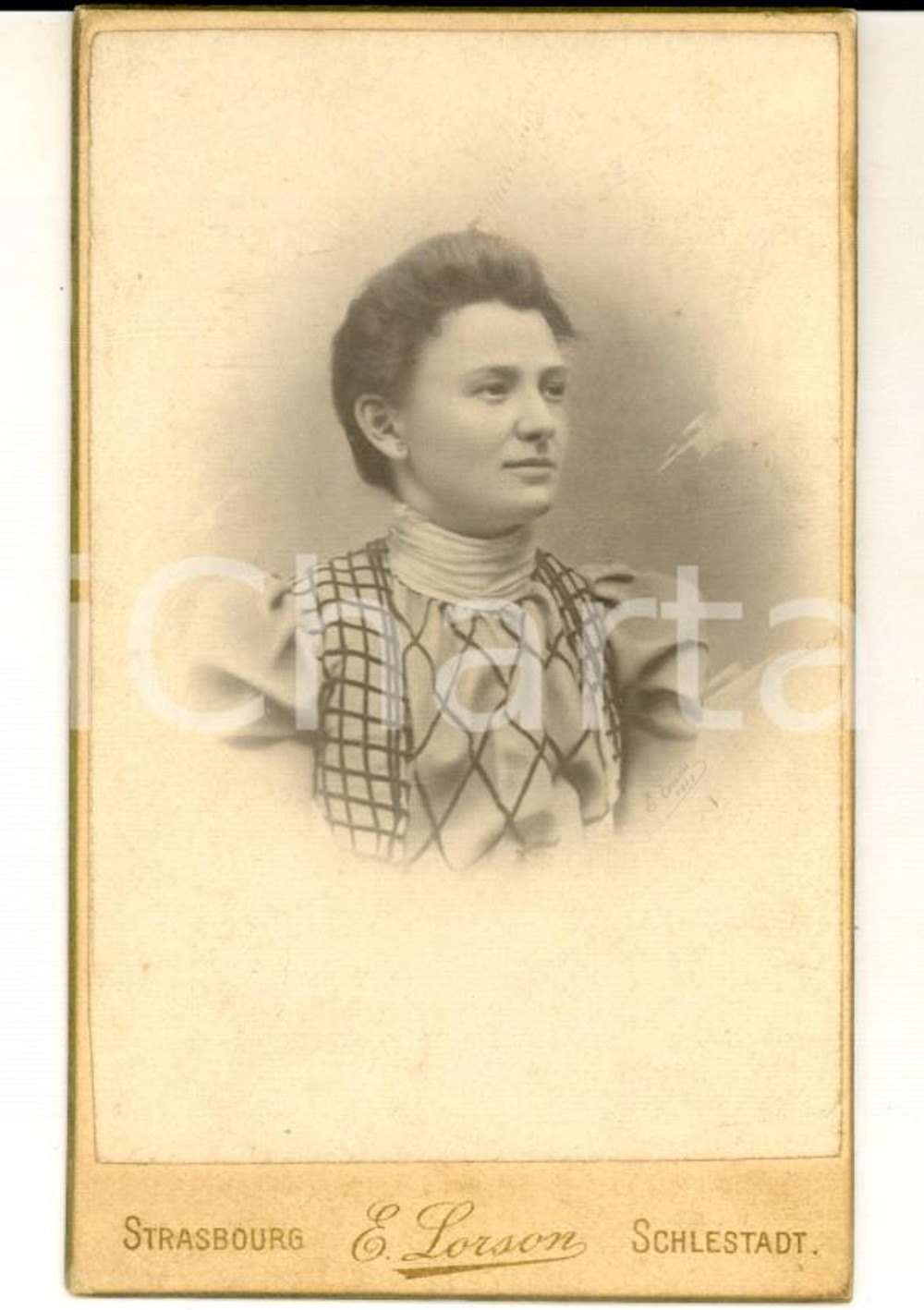 Fotografia d epoca originale 1900 ca STRASBOURG Ritratto di donna con abito a rombi Foto E. LORSON CDV 1