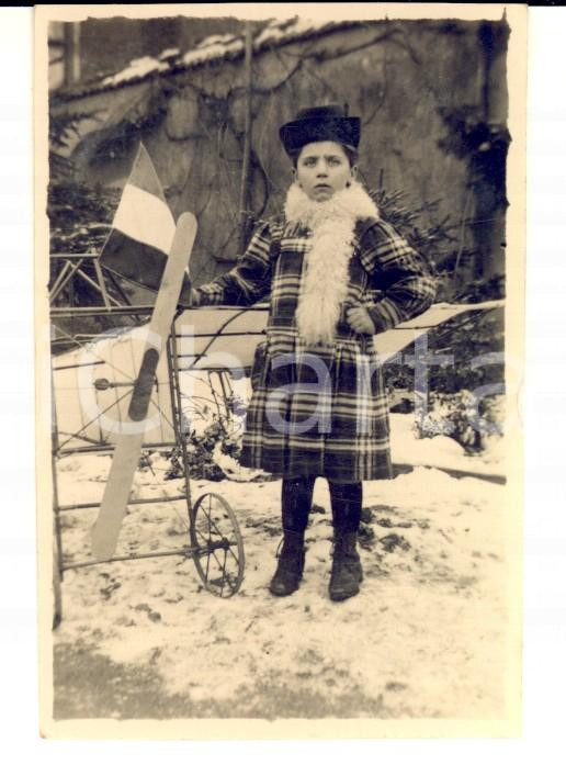 Fotografia d epoca originale 1960 ca MILANO ? Bambina con piccolo aliante e tricolore italiano Foto 5x8 1