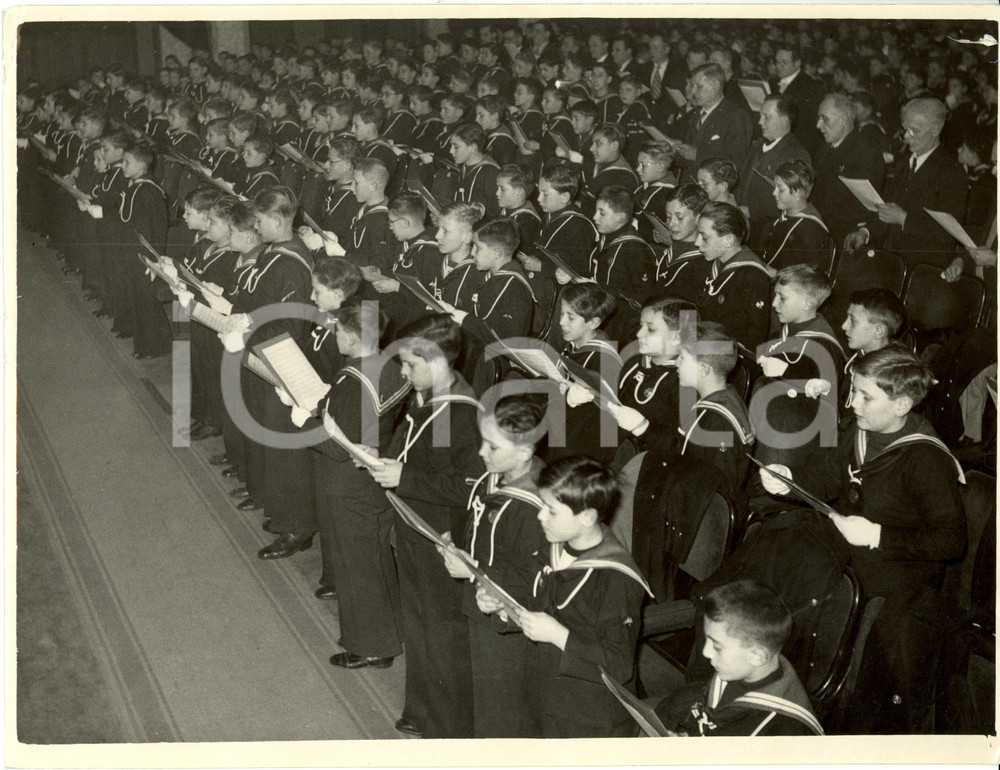 Fotografia d epoca originale 1938 MILANO Teatro PUCCINI Alunni Istituto GONZAGA cantano inni alla Patria Foto 1