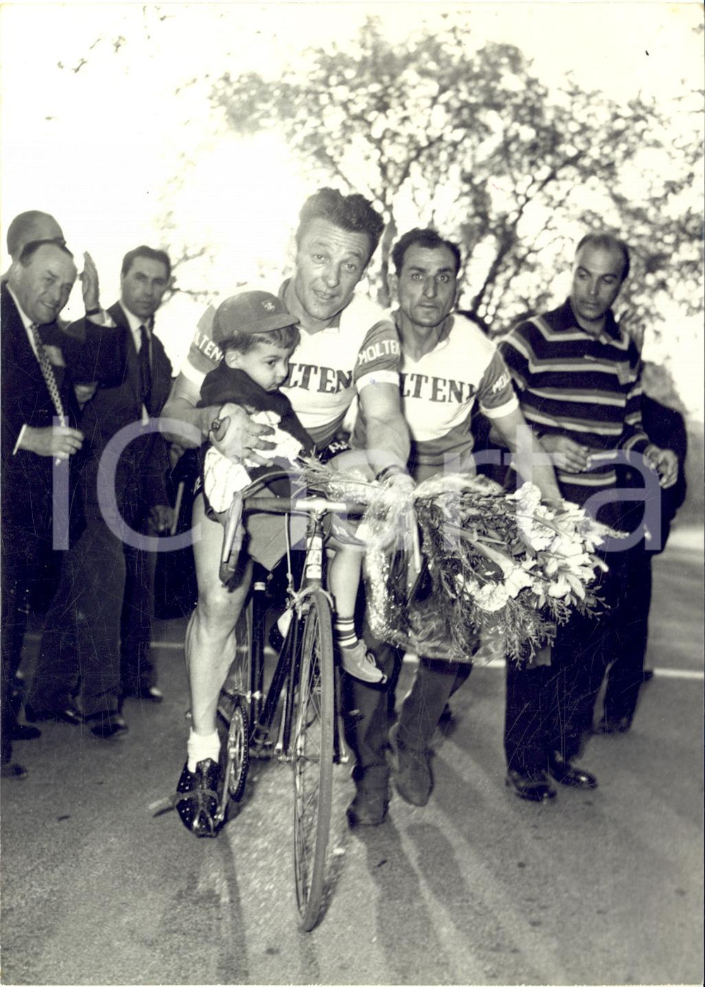 1958 LAC DAUMESNIL Ferdinando TERRUZZI vince Grand Prix des Oeuvres Sociales Fotografia d'epoca, con didascalia dattiloscritta coeva al verso. CONDIZIONI: FAIR (piegatura angolare)FORMATO: 13x18 cm     originale e autentica 1