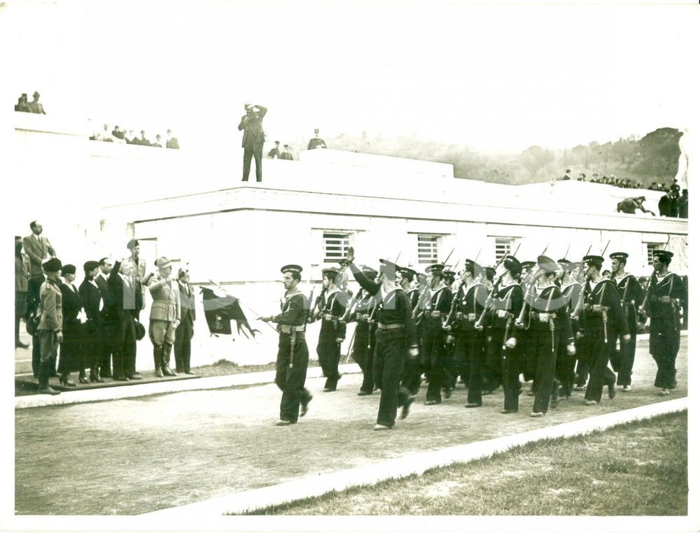 Fotografia d epoca originale 1935 ca ROMA Avanguardisti moschettieri sfilano davanti a Renato RICCI Foto 1