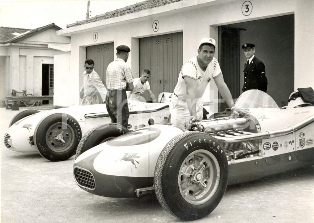 Fotografia d epoca originale 1957 MONZA  500 MIGLIA Meccanico BOYER con la vettura di Bob VEITH Foto 1