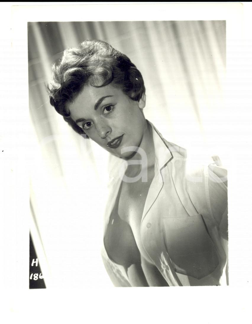 Fotografia d epoca originale 1965 ca USA  EROTICA VINTAGE Housewife posing with open blouse PHOTO 1