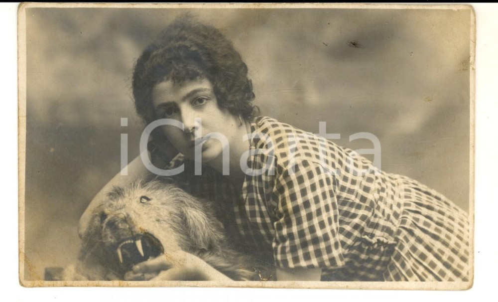 Fotografia d epoca originale 1921 Ritratto di donna con leone imbalsamato Foto cartolina CURIOSA 1