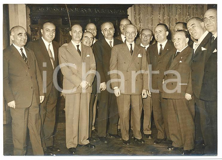 1959 ROMA Sottosegretari e ministri augurano un buon onomastico ad Antonio SEGNI Fotografia d'epoca con didascalia coeva.   CONDIZIONI: POOR (piegatura diagonale) FORMATO: 18x13 cm     originale e autentica 1