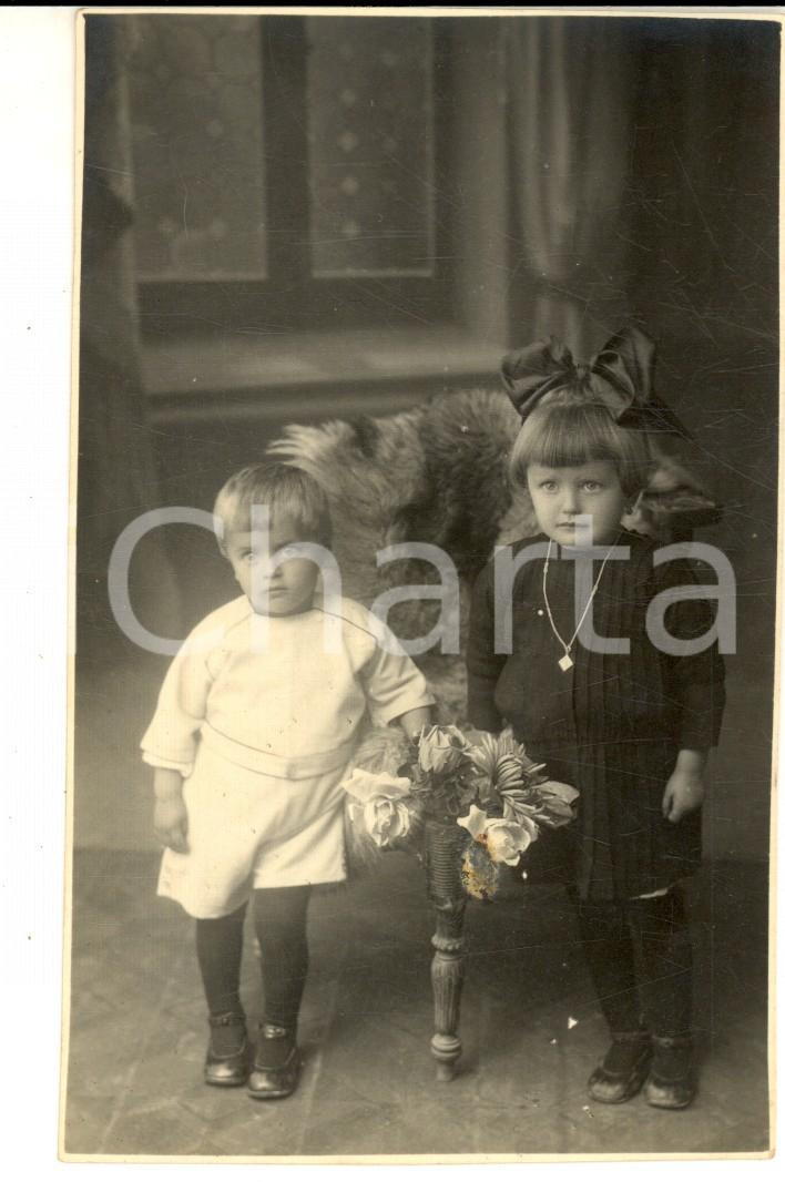 Fotografia d epoca originale 1930 ca PORDENONE Fratellini con bouquet di fiori Foto cartolina Pietro POLLINI 1