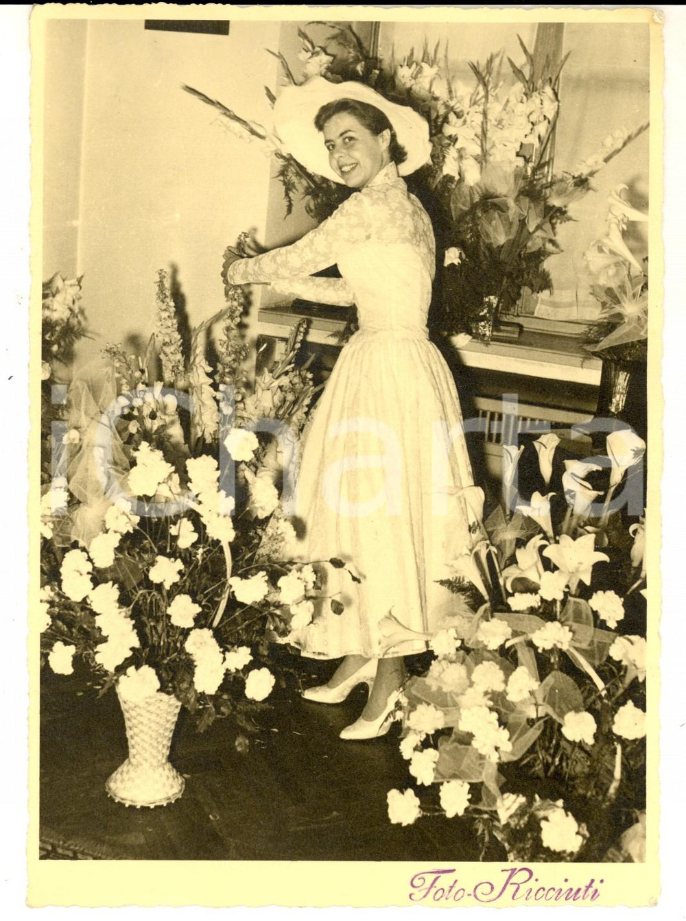 Fotografia d epoca originale 1957 TORINO Ritratto di Franca BONELLI tra i fiori Foto RICCIUTI 13x18 1