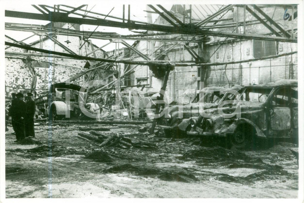 Fotografia d epoca originale 1945 KOLN WW2 Deposito automobili distrutto da bombardamenti Fotografia 1