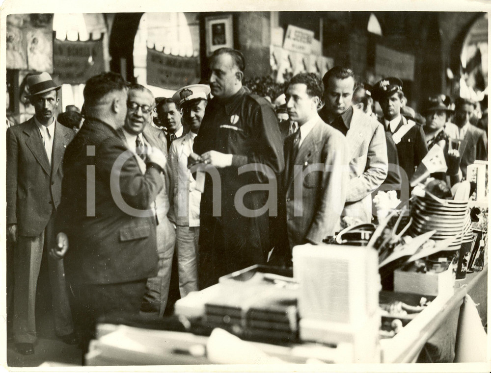 Fotografia d epoca originale 1936 MILANO Piazza Mercanti Rino PARENTI alla MOSTRA del GIOCATTOLO Foto 1