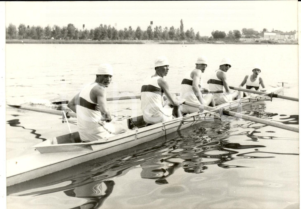 Fotografia d epoca originale 1959 MACON Europei CANOTTAGGIO  La squadra tedesca in acqua Foto DANNEGGIATA 1