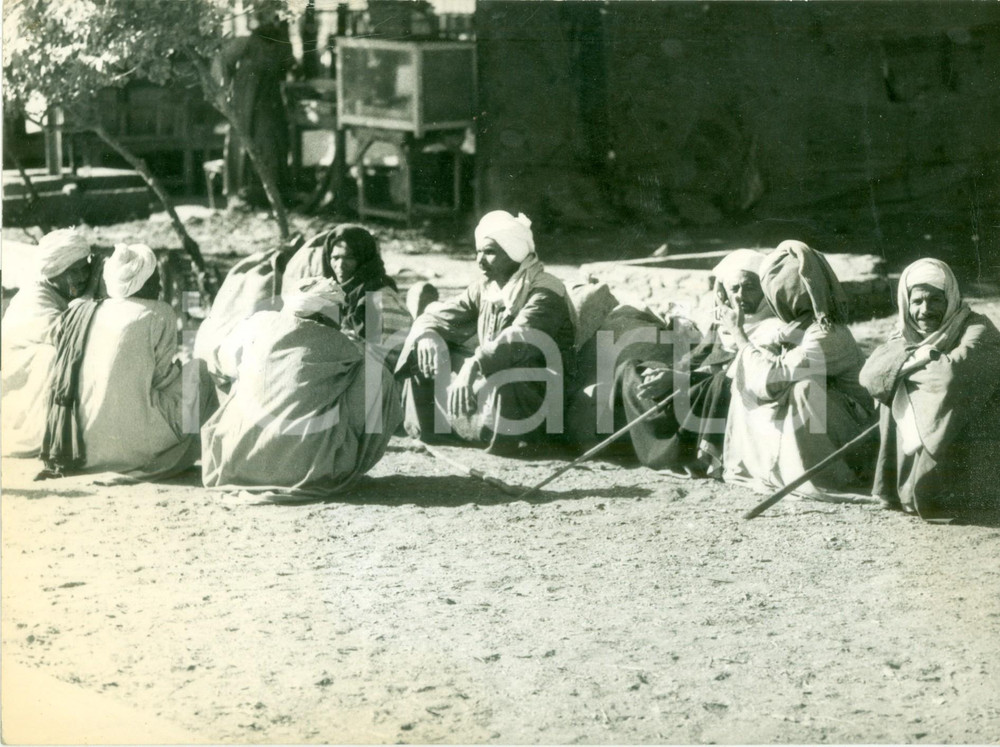 Fotografia d epoca originale 1950 ca IL CAIRO EGITTO Beduini in attesa del treno Fotografia 1