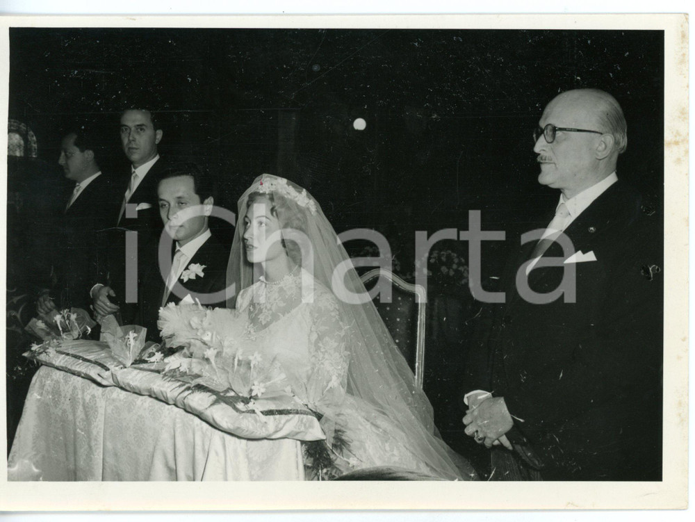 1957 TORINO Nozze tra l'annunciatrice Maria Teresa RUTA e l'industriale RIVOIRA Fotografia d'epoca con didascalia coeva.  CONDIZIONI: G (ma piccole macchie) FORMATO: 18x13 cm     originale e autentica 1