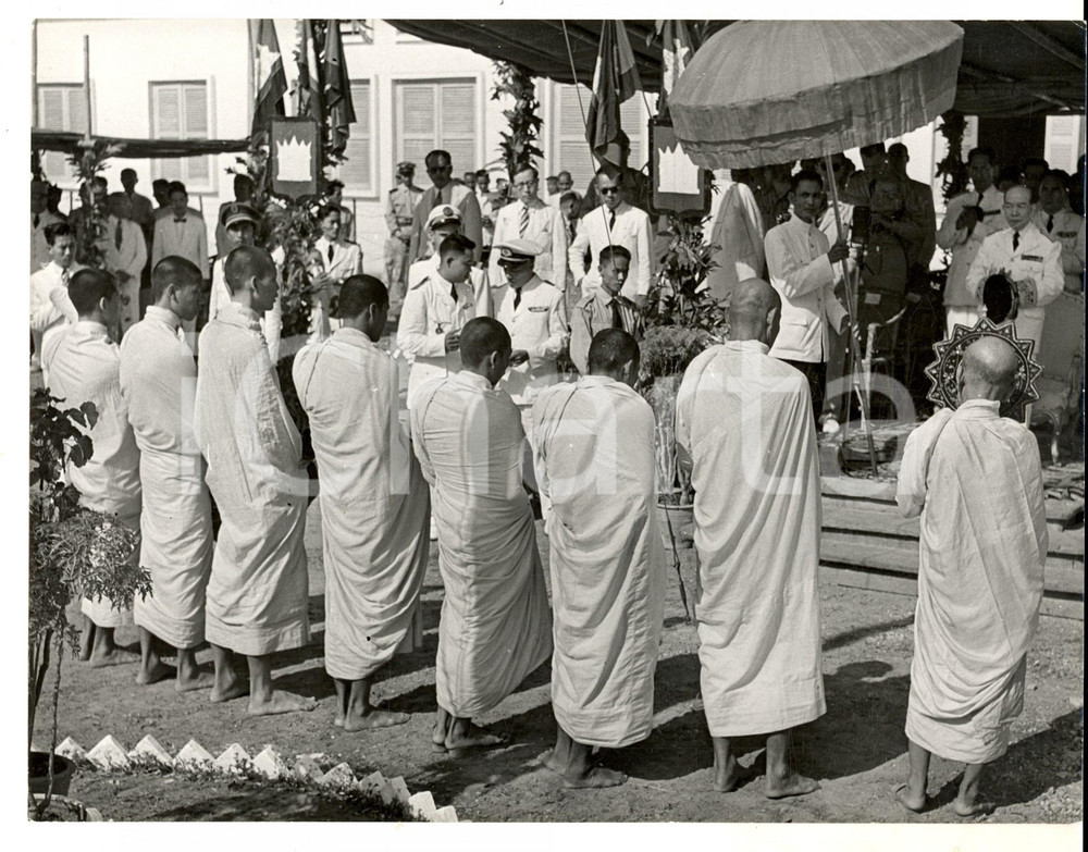 Fotografia d epoca originale 1956 PHNOM PENH CAMBOGIA Re Norodom SURAMARIT a una cerimonia Foto 24x12 1