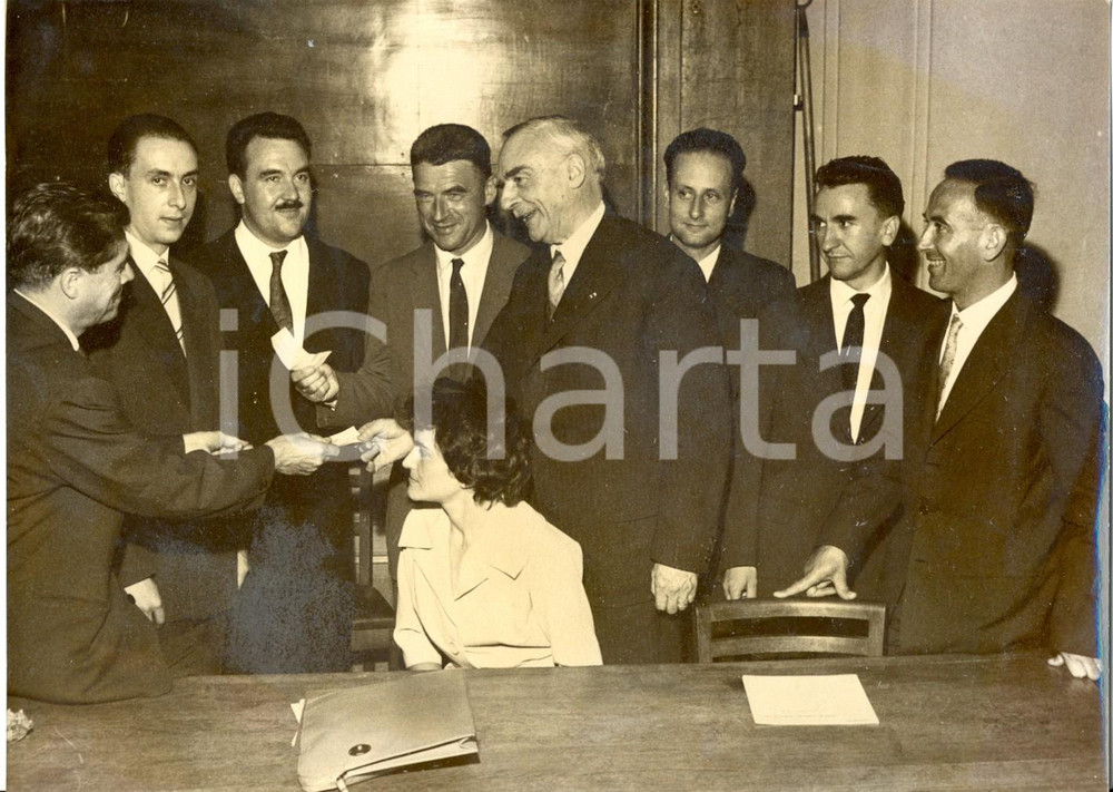 Fotografia d epoca originale 1959 PARIS AndrÃ© LABARTHE consegna premio DECOUVERTE ai ricercatori 1