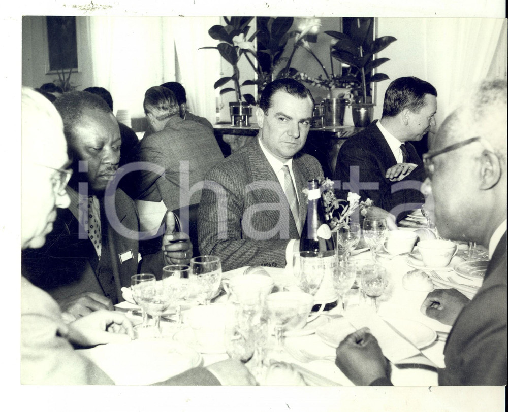 Fotografia d epoca originale 1958 GENOVA CORNIGLIANO Pranzo con i ministri africani all ITALSIDER Foto 24x20 1