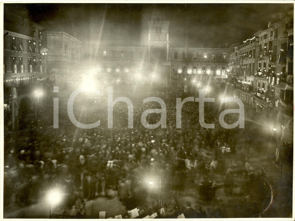 Fotografia d epoca originale 1936 PADOVA Piazza UNITA  D ITALIA  Folla festeggia proclamazione Impero Foto 1