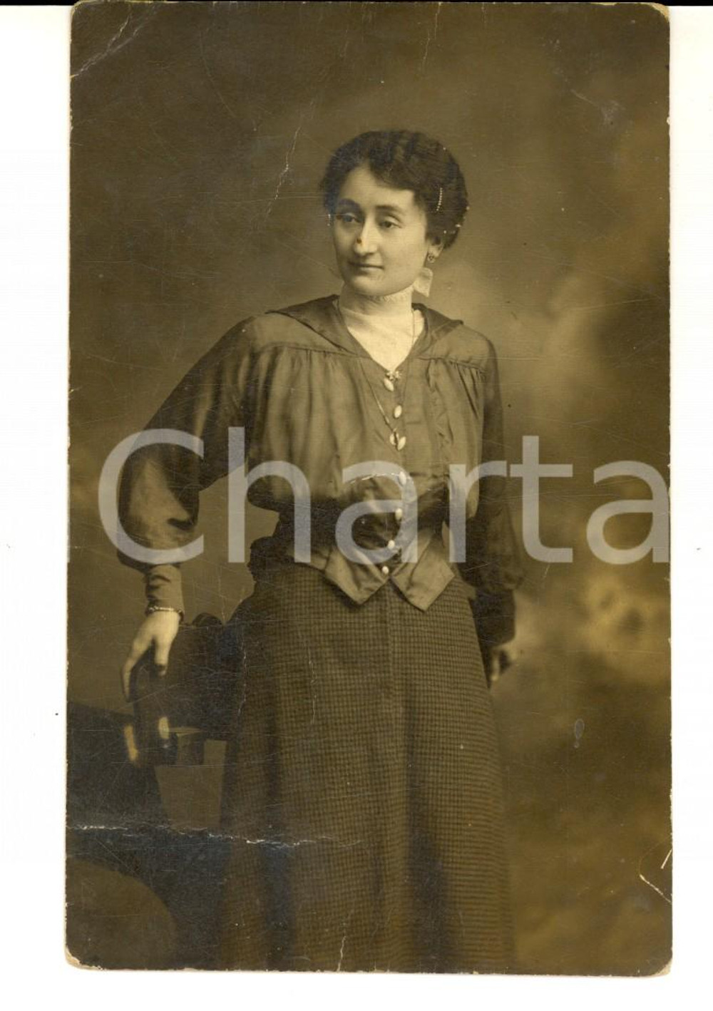 Fotografia d epoca originale 1916 TORINO Ritratto di donna con abito a quadretti Foto cartolina DANNEGGIATA 1